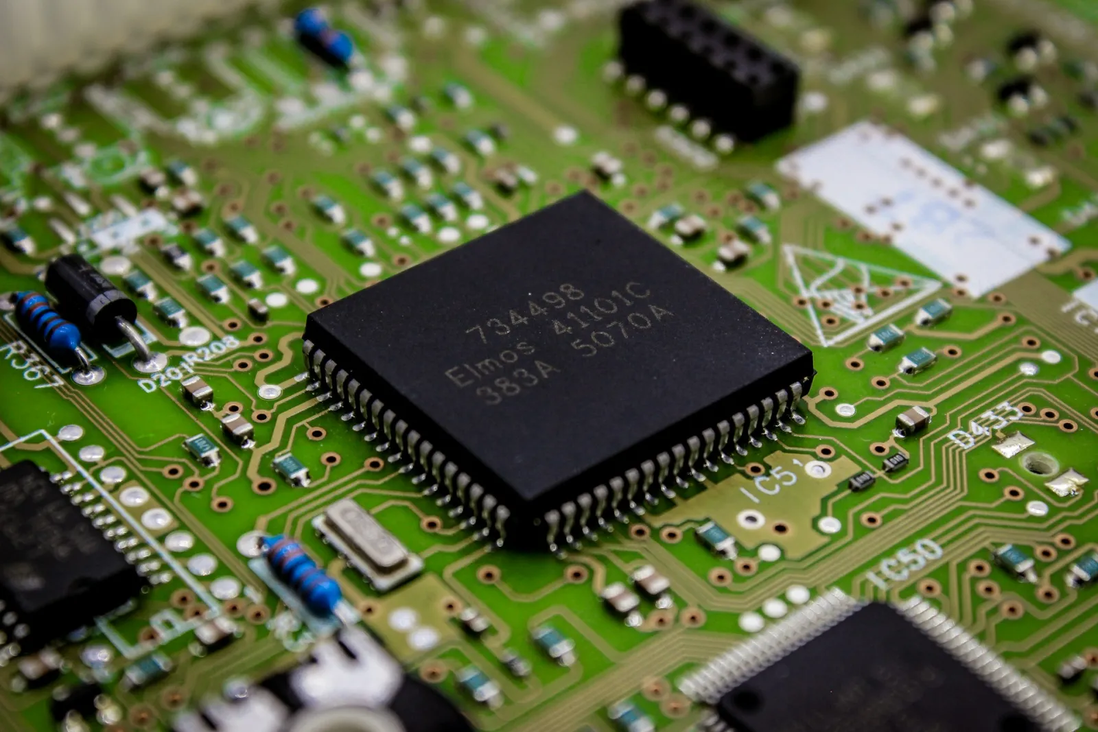 Primo piano di un microchip su circuito stampato, hardware FlowSense