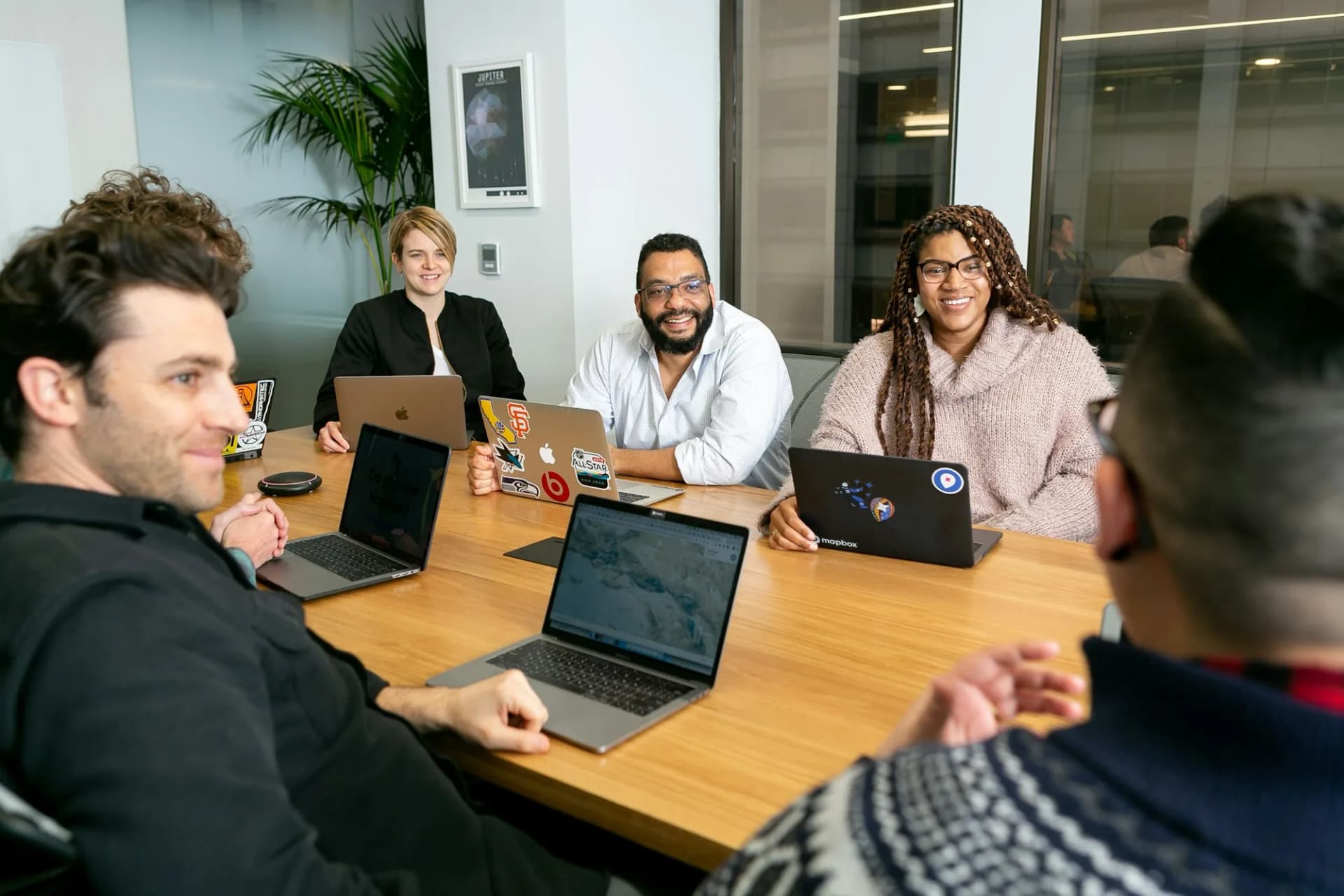 Team al lavoro in ufficio durante una consulenza di system integration